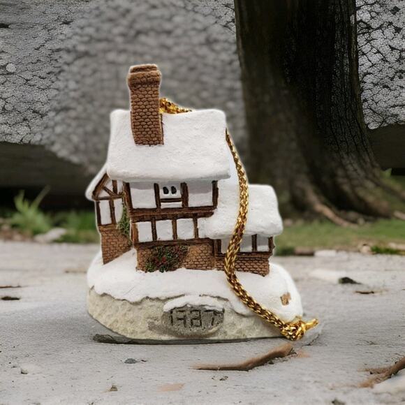 VTG David Winter Cottages Christmas Ornament "Ebenezer Scrooge's Counting House" - Picture 4 of 6